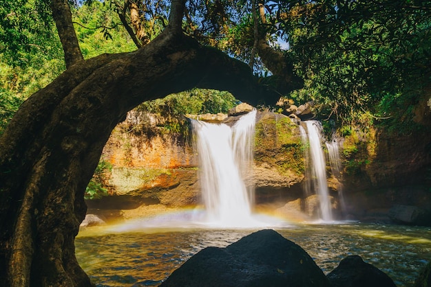 Hermosa cascada de Haew Suwat en el Parque Nacional de Khao Yai en Tailandia