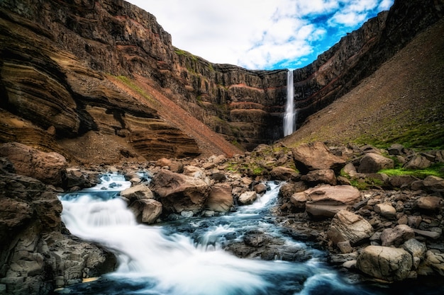 Hermosa cascada de Hengifoss en el este de Islandia.