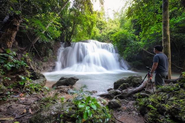 Hermosa cascada de Huay Mae Khamin en la selva tropical en el parque nacional Srinakarin