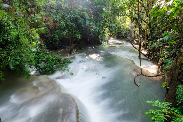 Hermosa cascada de Huay Mae Khamin en la selva tropical en el parque nacional Srinakarin