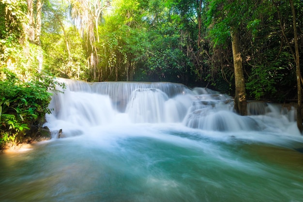 Hermosa cascada de Huay Mae Khamin en la selva tropical en el parque nacional Srinakarin