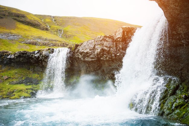 Hermosa cascada en Islandia. Paisaje de verano