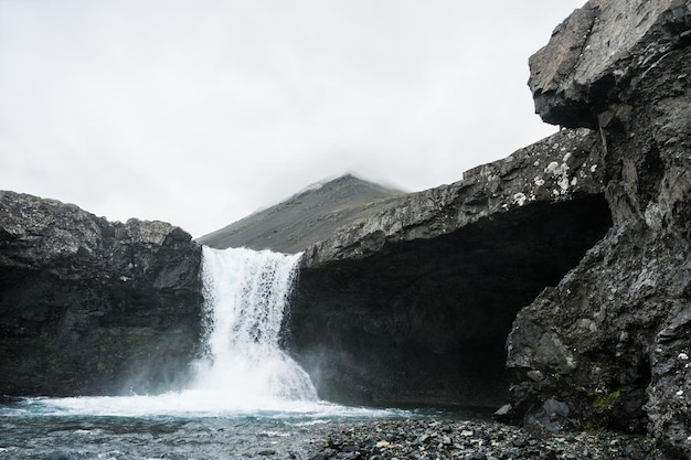 Hermosa cascada en el este de Islandia. Paisaje de verano