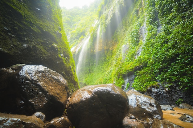 Hermosa cascada en el este de Java conocida como Madakaripura Falls