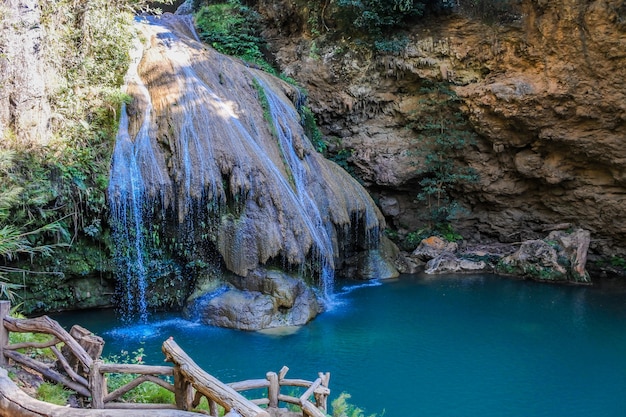 Hermosa cascada Koh Luang cascada en el Parque Nacional Mae Ping, Distrito Li, Lamphun en Tailandia