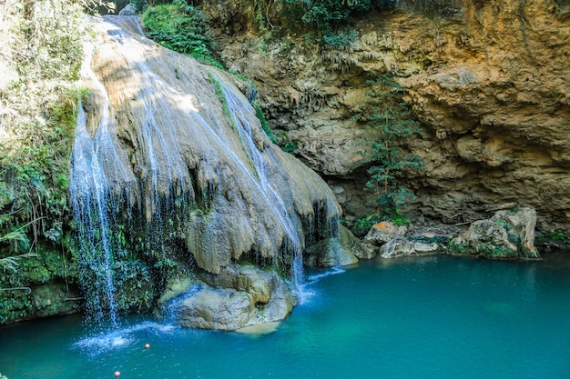 Foto hermosa cascada koh luang cascada en el parque nacional mae ping, distrito li, lamphun en tailandia