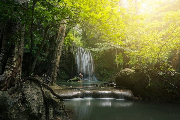 Hermosa cascada con luz solar