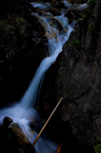 Hermosa cascada de montaña en colores oscuros Parque Nacional Tatra