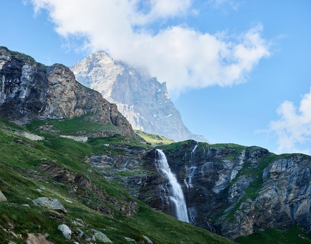 Hermosa cascada en la montaña Matterhorn