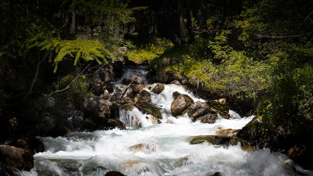 Hermosa cascada en montaña rocosa