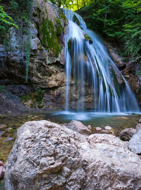 Hermosa cascada en las montañas de Crimea