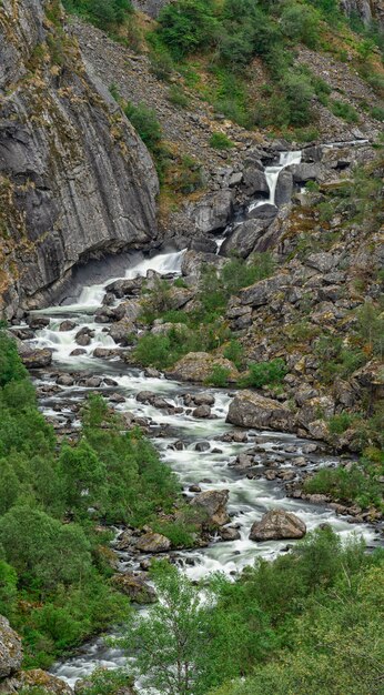 Hermosa cascada en las montañas de Noruega.