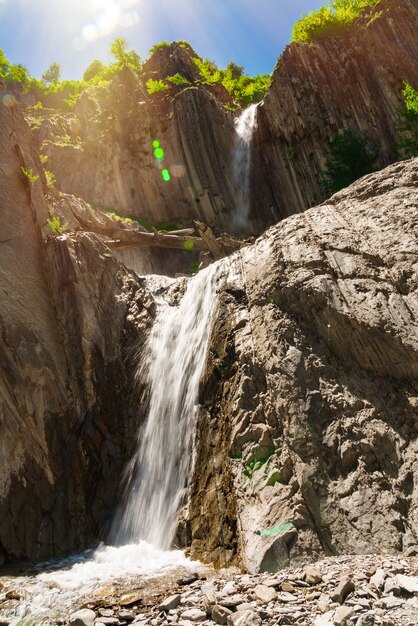 Hermosa cascada en las montañas