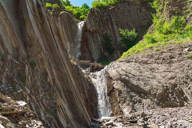 Hermosa cascada en las montañas