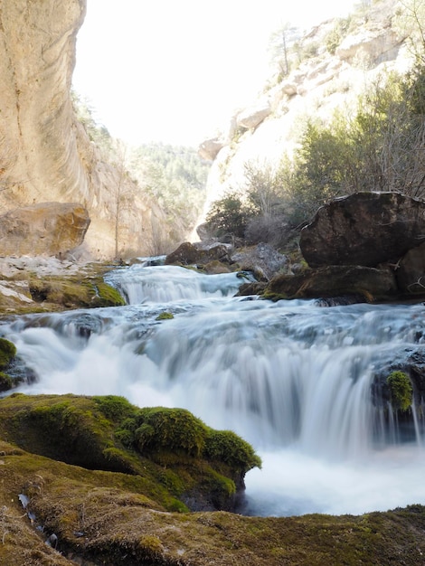 Hermosa cascada del paisaje natural de las montañas.