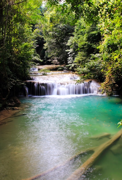 Hermosa cascada en el Parque Nacional de Erawan en Kanchanaburi, Tailandia