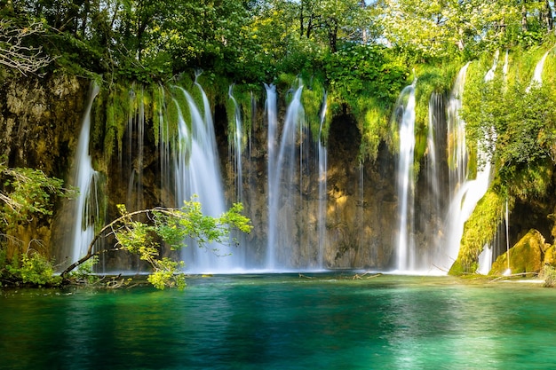 Hermosa cascada en el Parque Nacional de los Lagos de Plitvice Croacia