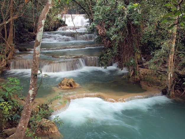 Hermosa cascada en el parque nacional de la presa de Srinakarin, provincia de Kanchanaburi, Tailandia