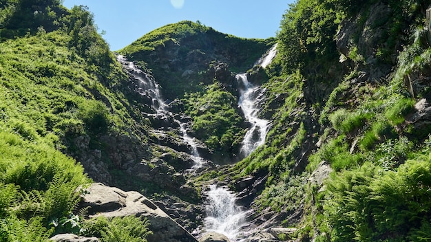 Hermosa cascada en el parque nacional de Sochi, Rusia