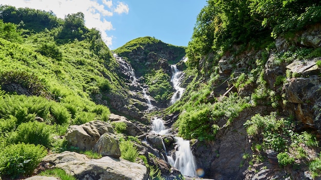 Hermosa cascada en el parque nacional de Sochi, Rusia