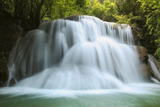 Hermosa cascada en el Parque Nacional Srinakarin Dam