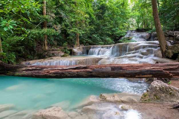 Hermosa cascada en un parque nacional tailandés