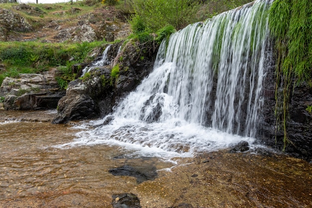 Una hermosa cascada en la piscina natural en el río Arrago en la localidad de Descargarmaria, España