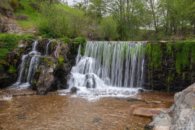 Una hermosa cascada en la piscina natural en el río Arrago en la localidad de Descargarmaria, España