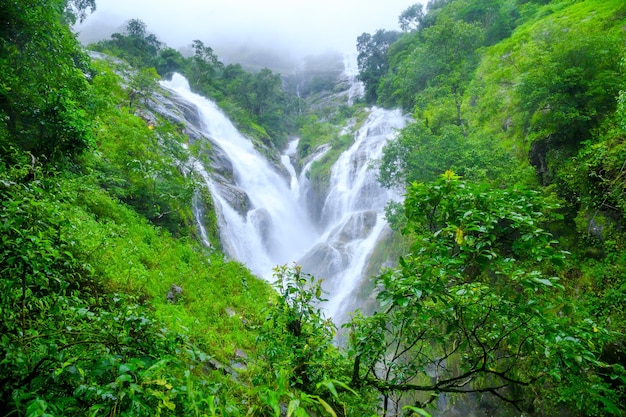 Hermosa cascada de Pitukoo en Tak Tailandia