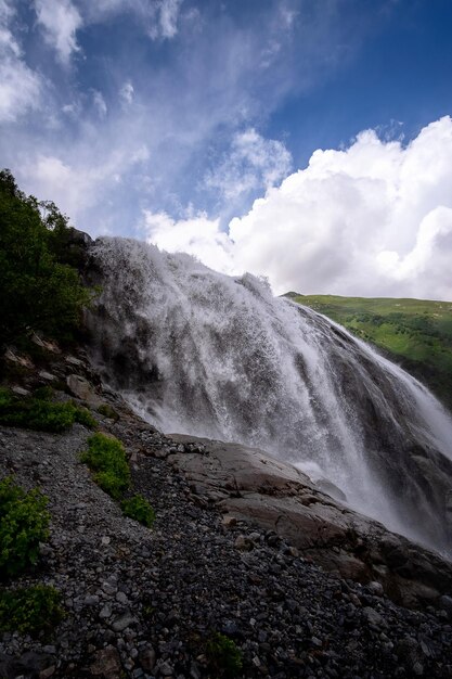 Hermosa cascada poderosa en las montañas del Cáucaso