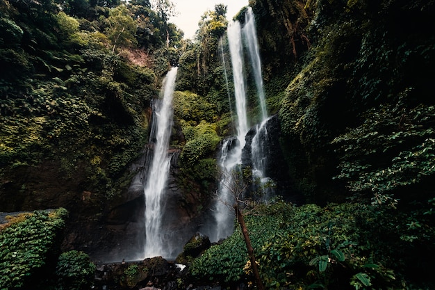 La hermosa cascada de Sekumpul