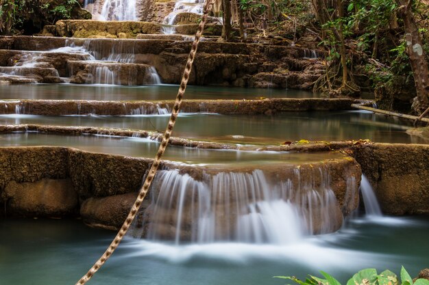 Hermosa cascada en la selva, provincia de Kanchanaburi, en el sudeste de Asia, Tailandia