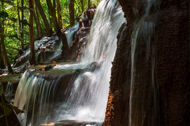 Hermosa cascada en la selva, provincia de Kanchanaburi, en el sudeste de Asia, Tailandia