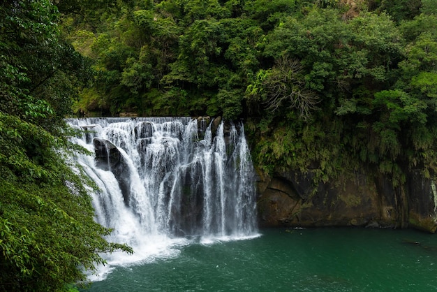 La hermosa cascada de Shifen en Taiwán