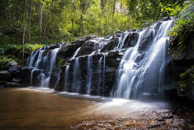 Hermosa cascada en tailandia