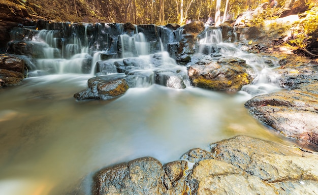 Hermosa cascada en temporada de otoño, cascada de Sam lan