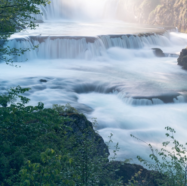 Hermosa cascada temprano en la mañana