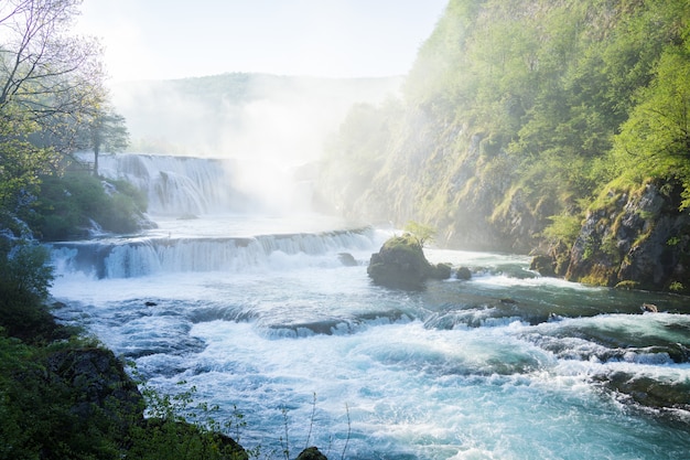 Hermosa cascada temprano en la mañana