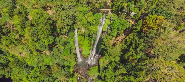 Hermosa cascada tropical Sekumpul en Bali Indonesia