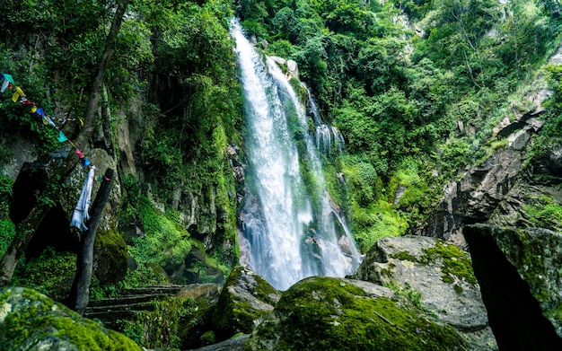 Hermosa cascada con vistas al paisaje en Makwanpur Nepal