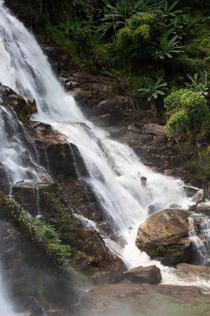 Hermosa cascada de Wachirathan