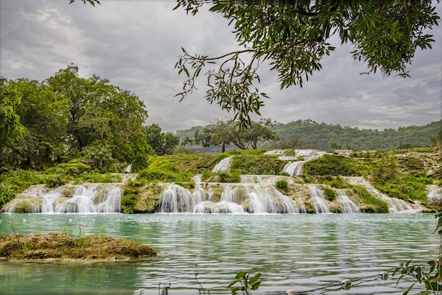 Hermosa cascada en Wadi Darbat Ghaday Omán