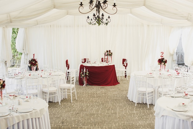 Hermosa ceremonia de boda en una carpa