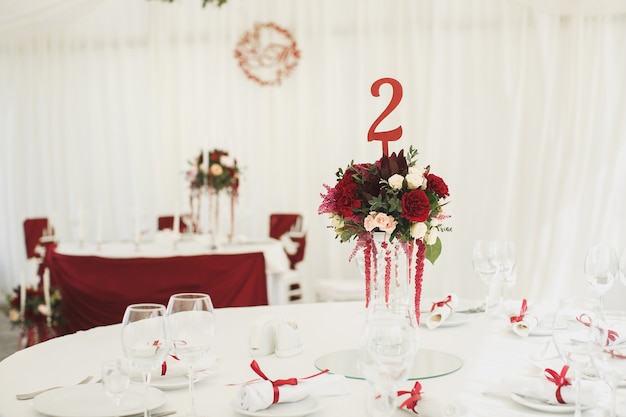 Hermosa ceremonia de boda en una carpa