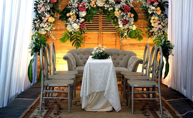 Hermosa ceremonia de boda islámica en Indonesia Decoración con mesas y sillas