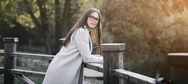 Hermosa chica con abrigo mirando a la cámara