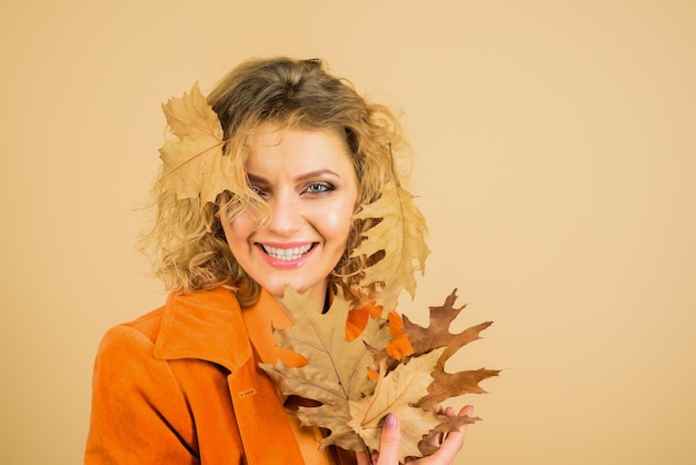 Foto hermosa chica en abrigo naranja con hojas de otoño mujer otoño moda otoño belleza mujer perfecta