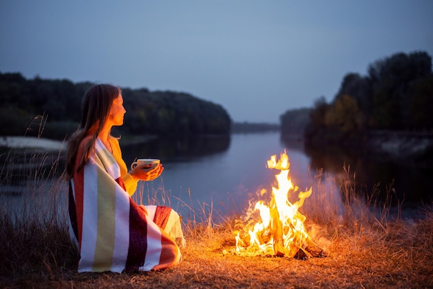 Hermosa chica admirando la belleza de la naturaleza.