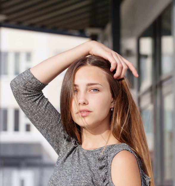 Hermosa chica adolescente en la ciudad