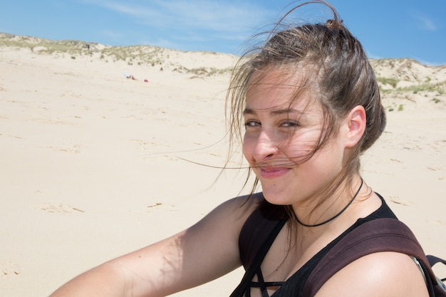 Hermosa chica adolescente feliz sonrisa en la playa